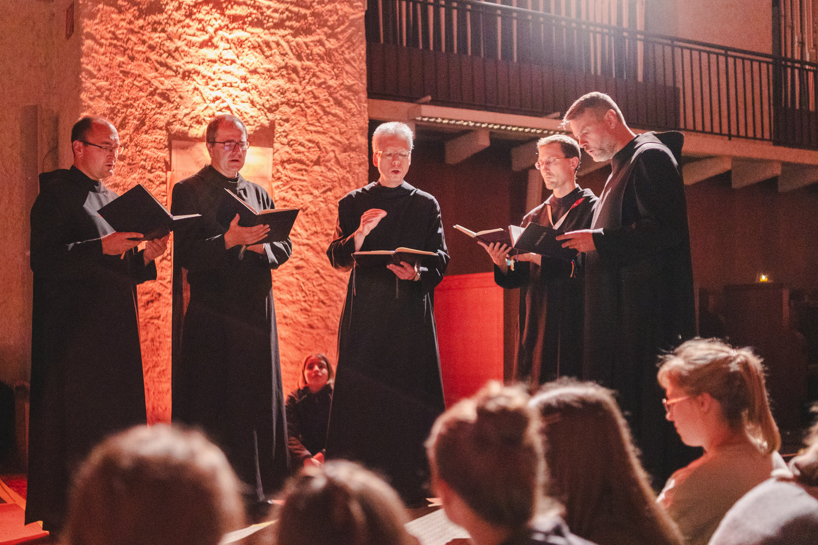 Fünf benediktische Mönche singen in der Kirche
