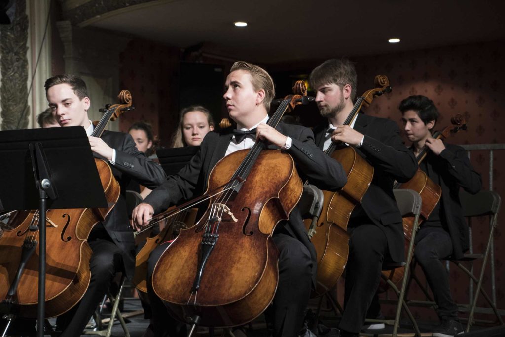 Konzertfotografie mit jungen Menschen, die Cello spielen