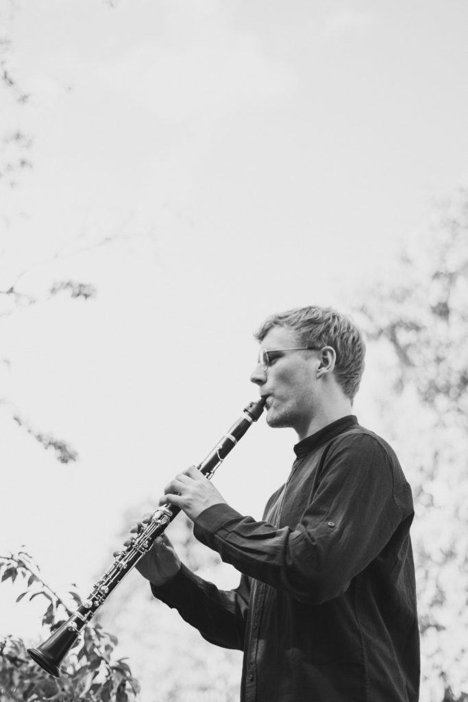 Schwarz-weiß Bild vom Profil von Burkard Euring, wie er Klarinette spielt