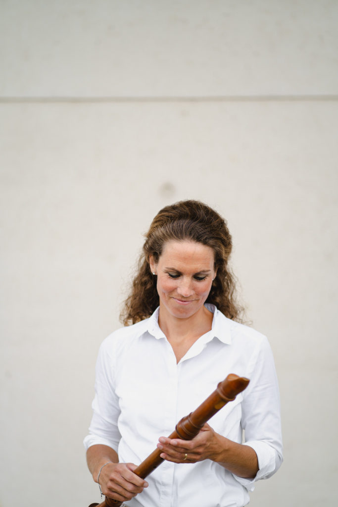 Charlotte Schmidt-Berger begutachtet ihre Blockflöte