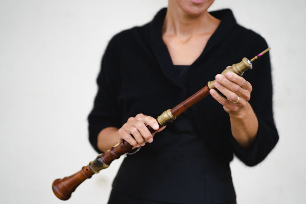 Nahaufnahme einer historischen Oboe in den Händen