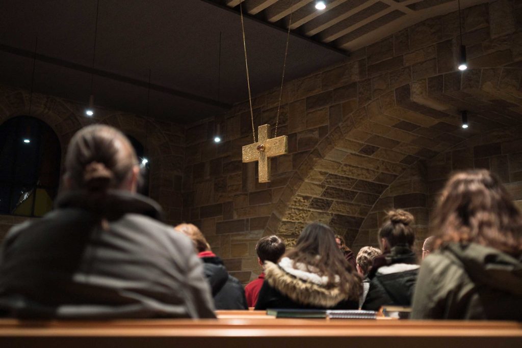 Jugendvesper Münsterschwarzach mit Blick auf das Kreuz in der Krypta