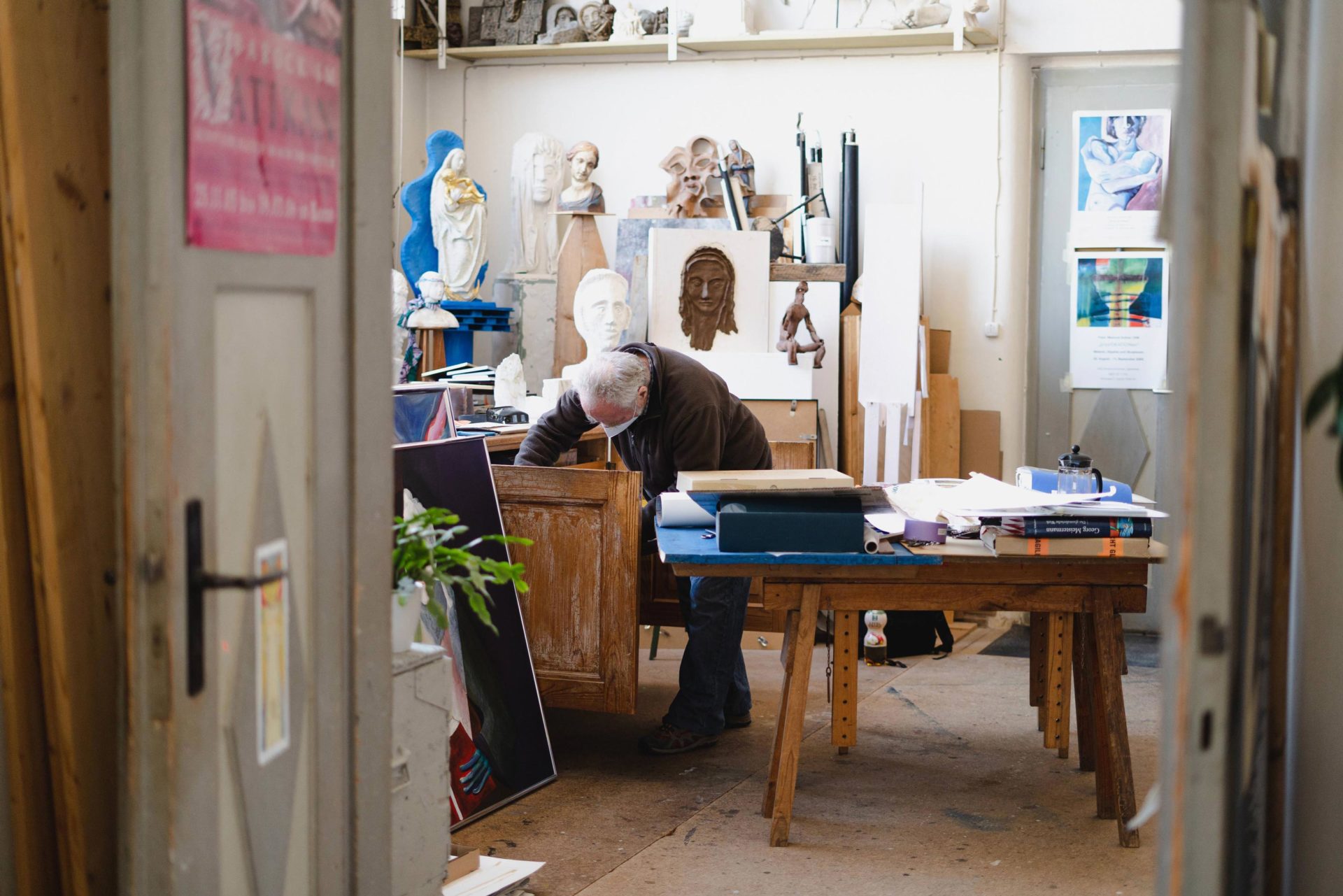 Künstler Pater Meinrad Dufner sucht Arbeiten in seinem Atelier