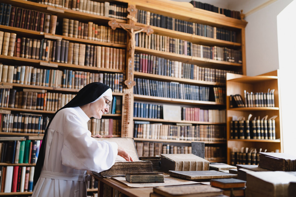 Nonne in einer Bibliothek