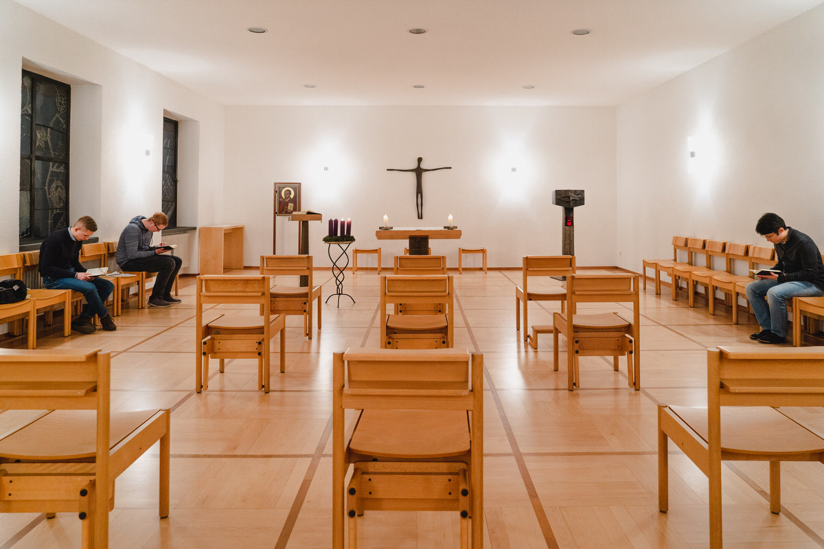 Hauskapelle im Priesterseminar Freiburg beim Morgengebet
