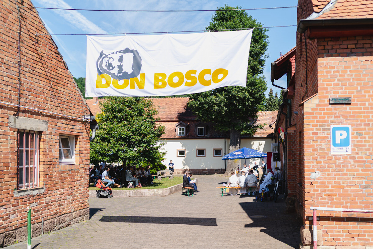 Fahne Don Bosco über dem Innenhof