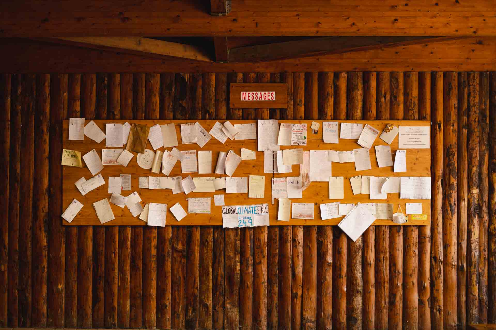 Board an einer Holzwand mit vielen Nachrichten
