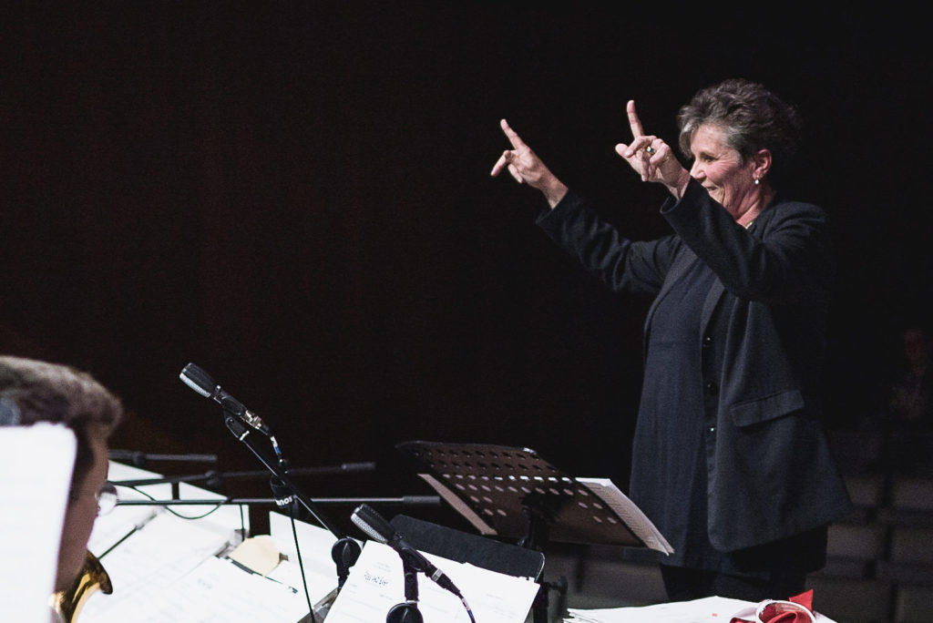 Dirigentin Ulrike Englert im Konzert der Think Big Band