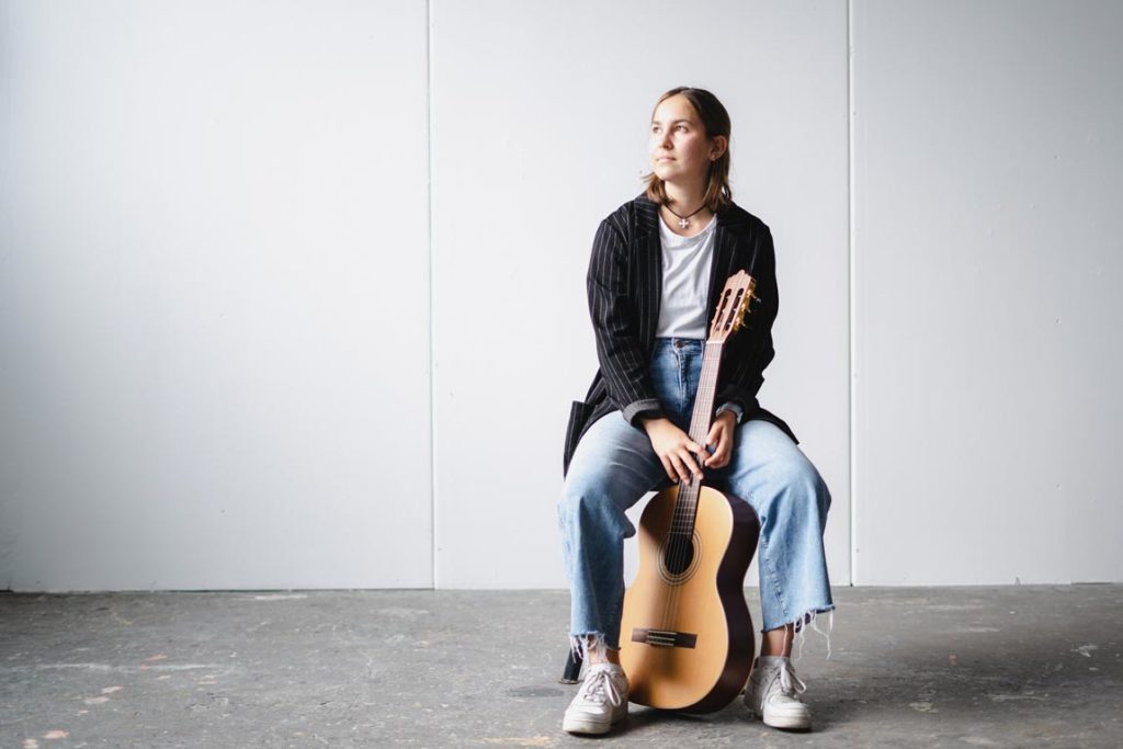 Musikerportrait Tina Wirsching mit Gitarre