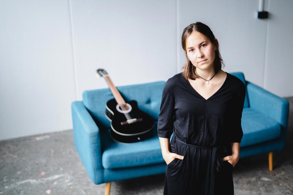 Musikerportrait Tins Wirsching steht vor einem Sofa
