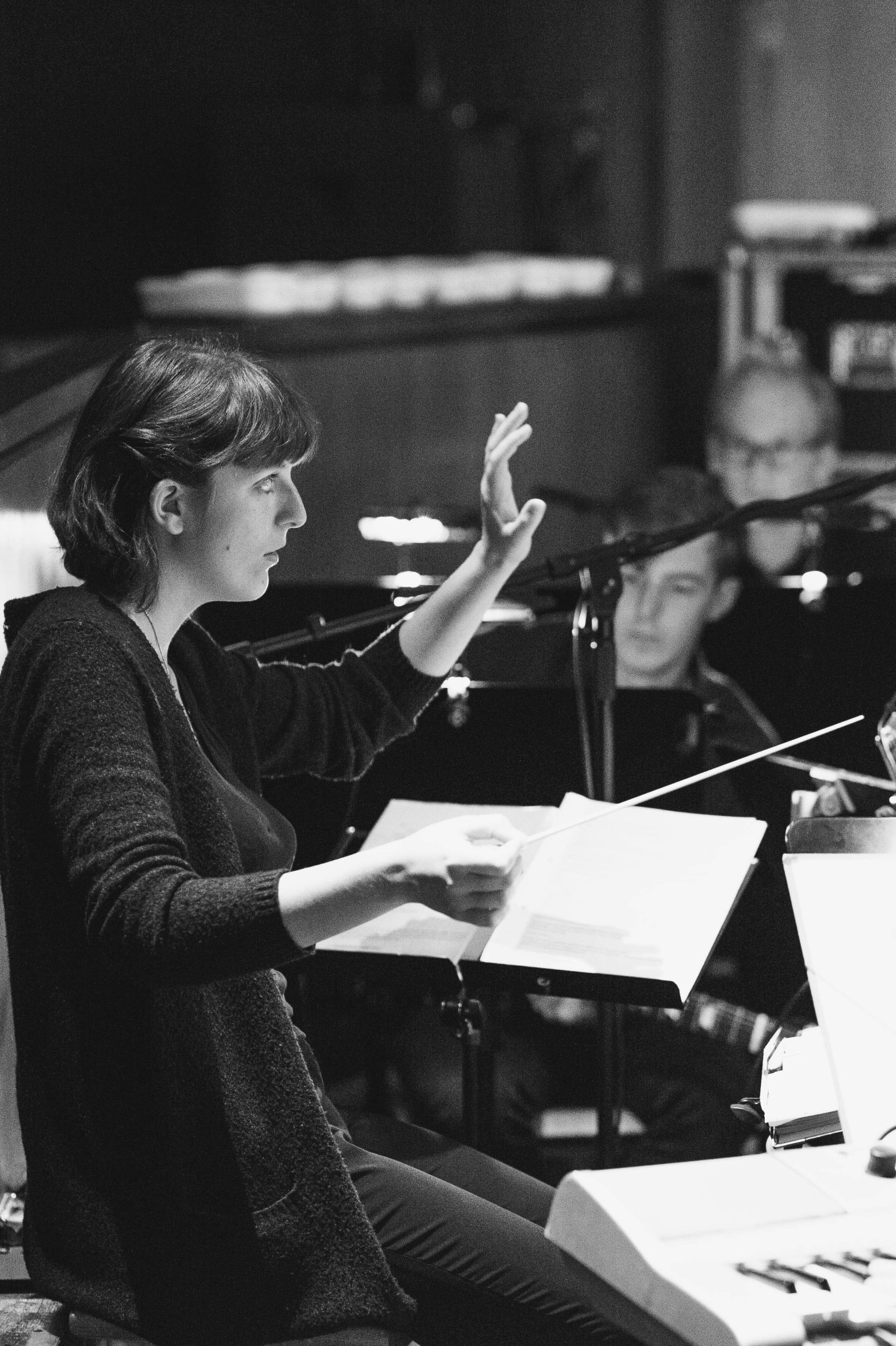 Katharina Gebauer schaut konzentriert beim Dirigieren im Orchestergraben